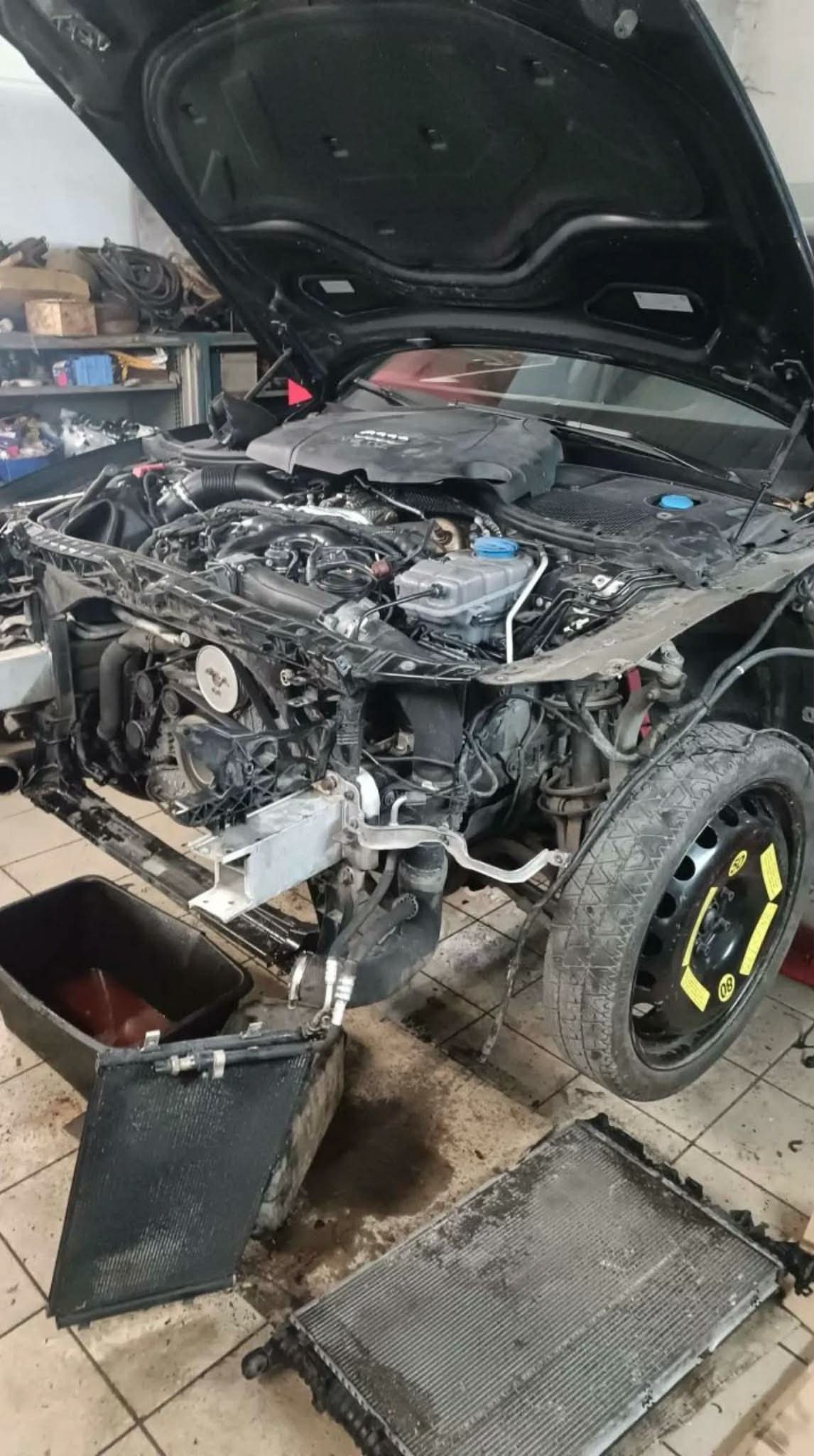 Rozobraté auto počas opravy v servise