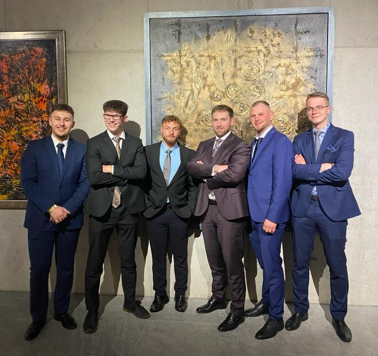 Marek Tichý s kolegami na spoločenskom podujatí