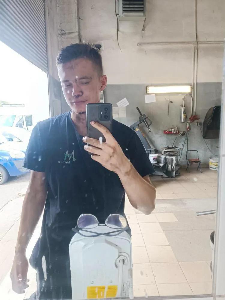 Marek Tichý v pracovnom oblečení v autoservise