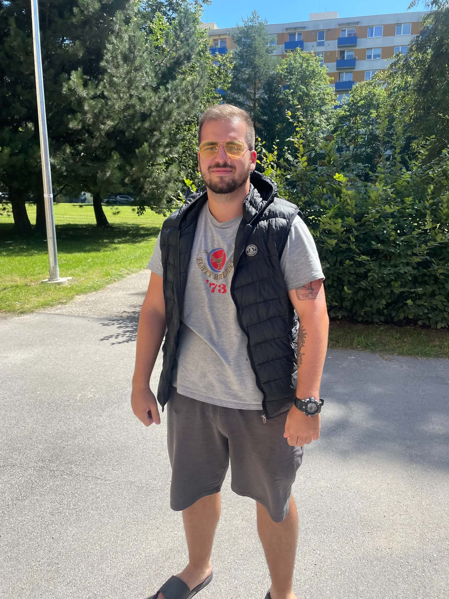 Michal Ďuratný vonku medzi stromami