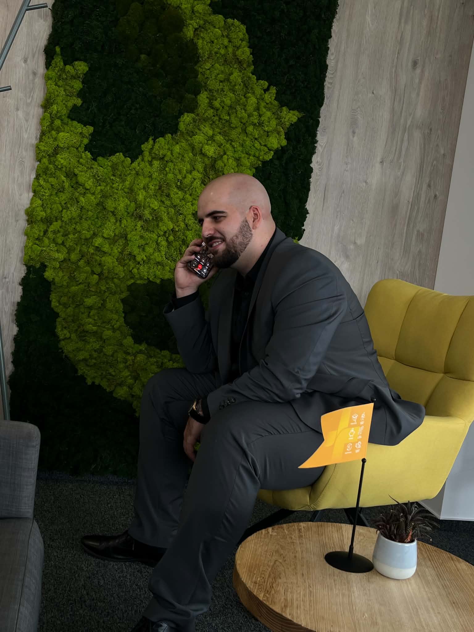 Michal Ďuratný počas telefonátu v kancelárii