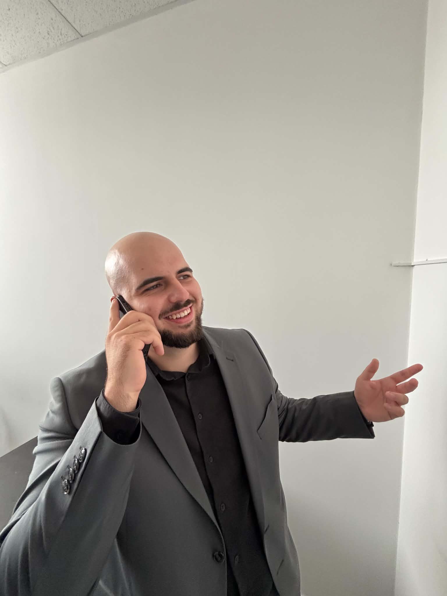 Michal Ďuratný telefonuje v saku